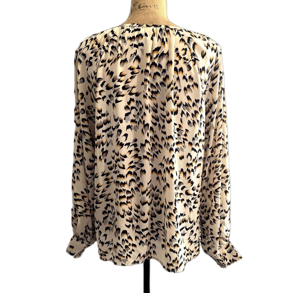 Cabi #4335 Round Trip Blouse Cream Safari Animal Print Size Large - Picture 4 of 6